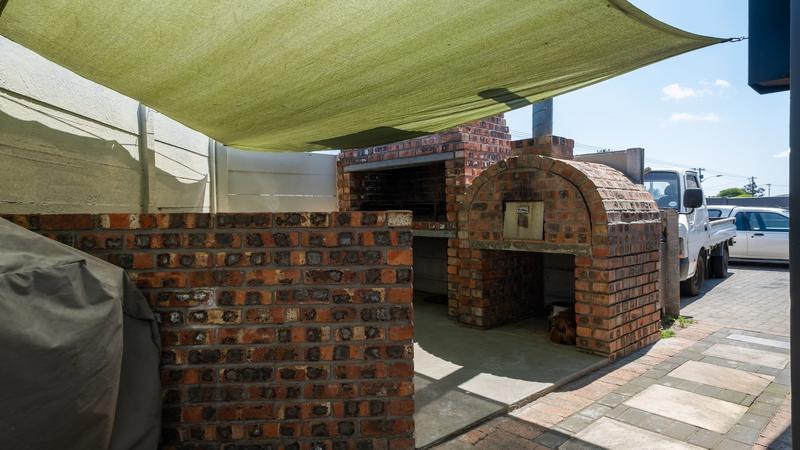 4 Bedroom Property for Sale in Uitsig Western Cape